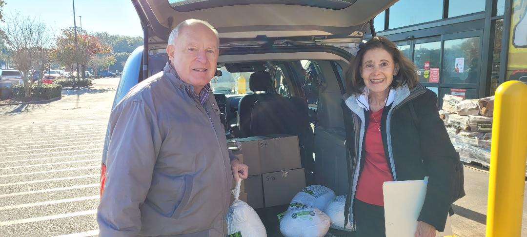 Five Flags Sertoma Club members volunteering at Christmas
